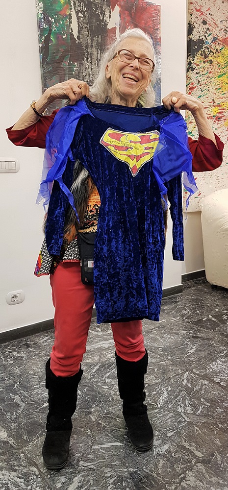 Coco Gordon mostra l’abito di SuperSkyWoman (come ama definirsi), gennaio 2020